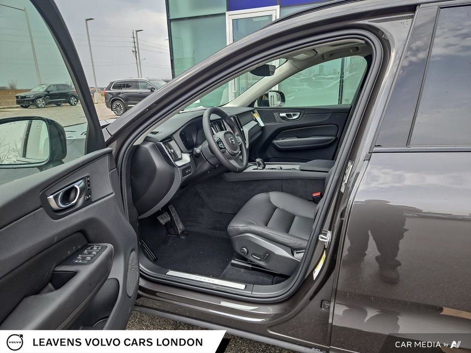 2025 Volvo XC60 Plug-in Hybrid PLUS DARK THEME-23