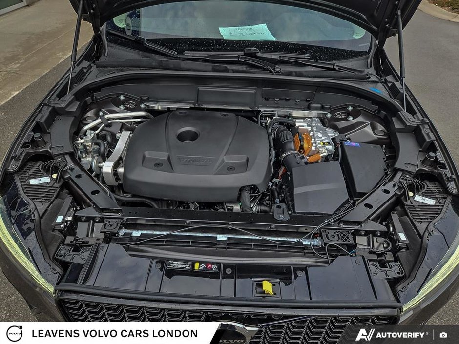 2025 Volvo XC60 PLUG-IN HYBRID PLUS DARK THEME-8