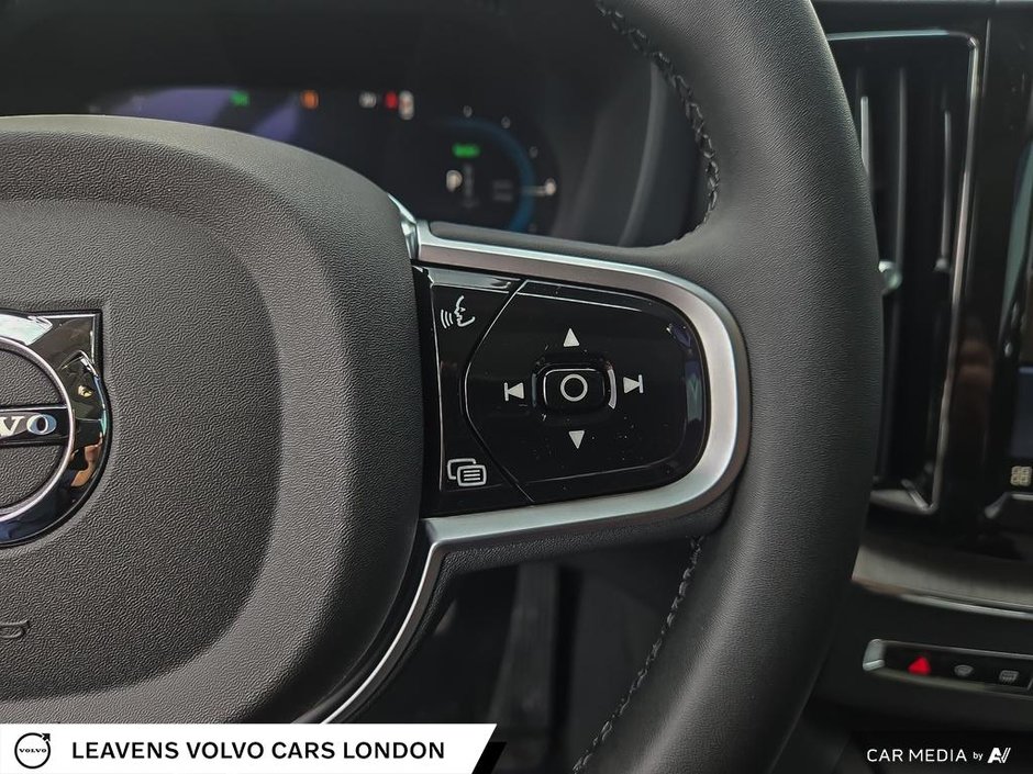 2025 Volvo XC60 Plug-in Hybrid PLUS DARK THEME-13
