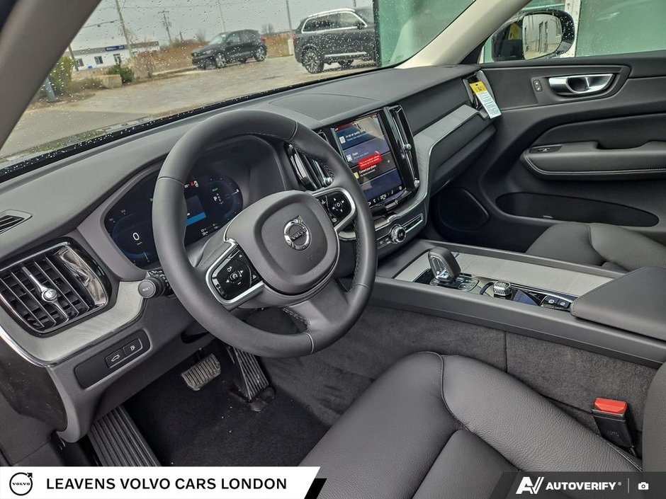 2025 Volvo XC60 PLUG-IN HYBRID PLUS DARK THEME-10