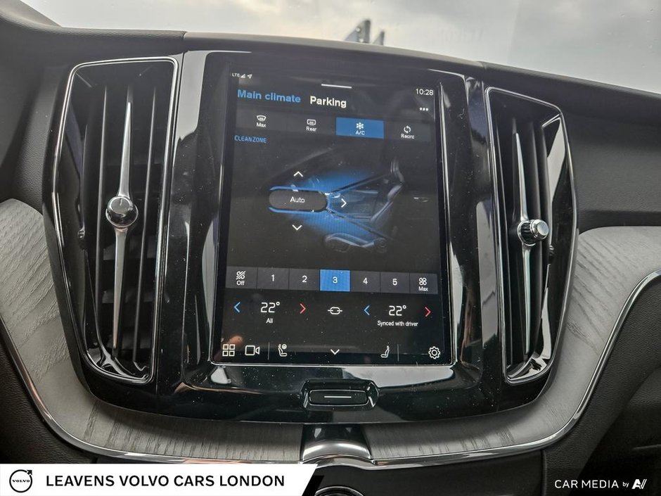 2025 Volvo XC60 Plug-in Hybrid PLUS DARK THEME-27