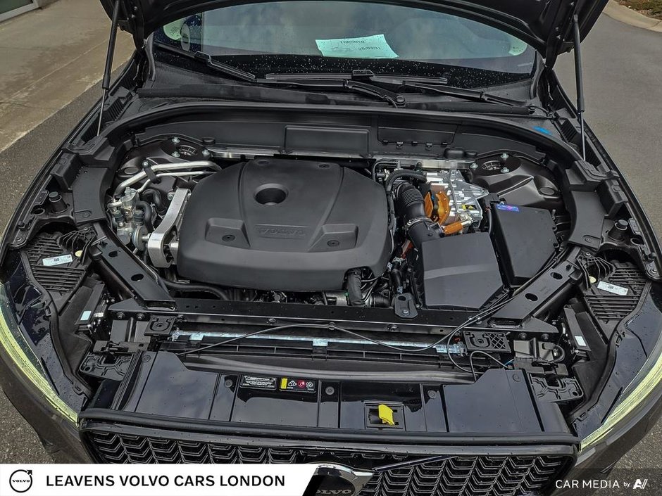 2025 Volvo XC60 Plug-in Hybrid PLUS DARK THEME-8