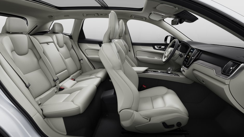 2025 Volvo XC60 Plug-in Hybrid PLUS DARK THEME-10