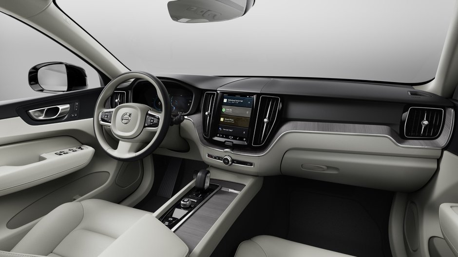 2025 Volvo XC60 Plug-in Hybrid PLUS DARK THEME-7