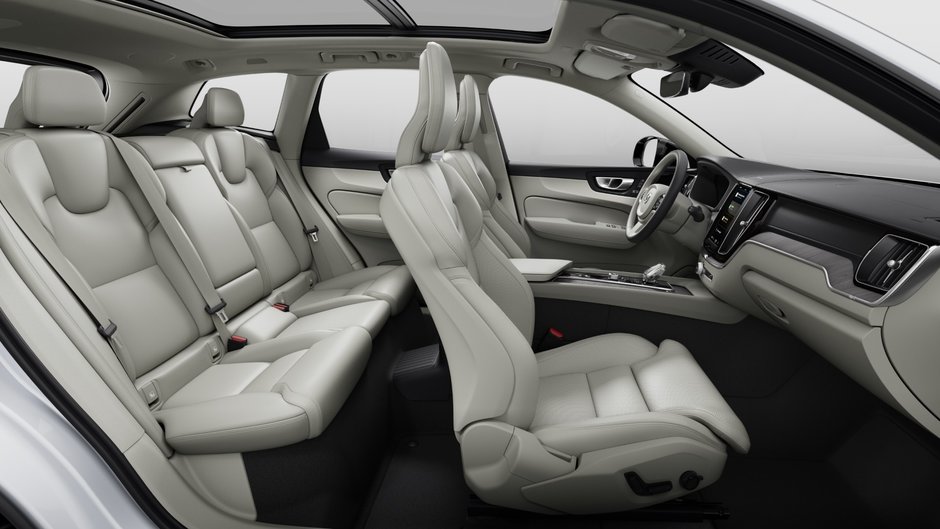 2025 Volvo XC60 Plug-in Hybrid ULTRA DARK THEME-10