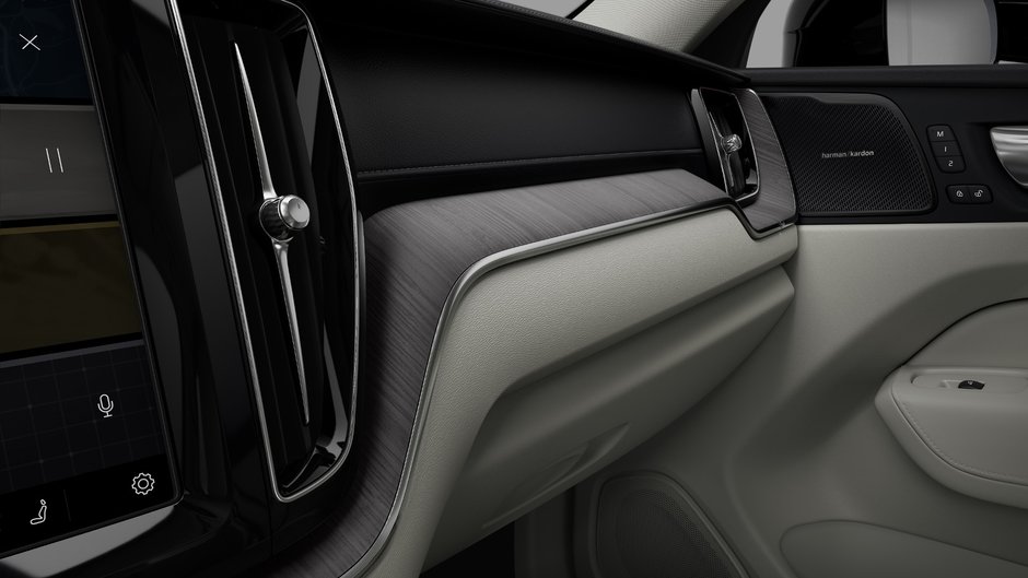 2025 Volvo XC60 Plug-in Hybrid ULTRA DARK THEME-6