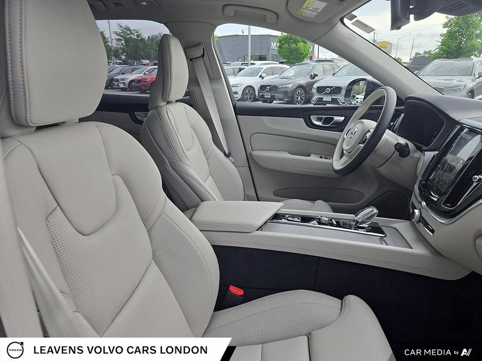 2025 Volvo XC60 Plug-in Hybrid ULTRA DARK THEME-26