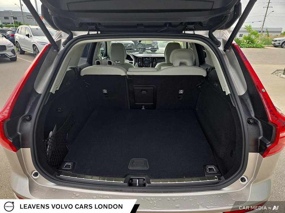 2025 Volvo XC60 Plug-in Hybrid ULTRA DARK THEME-11