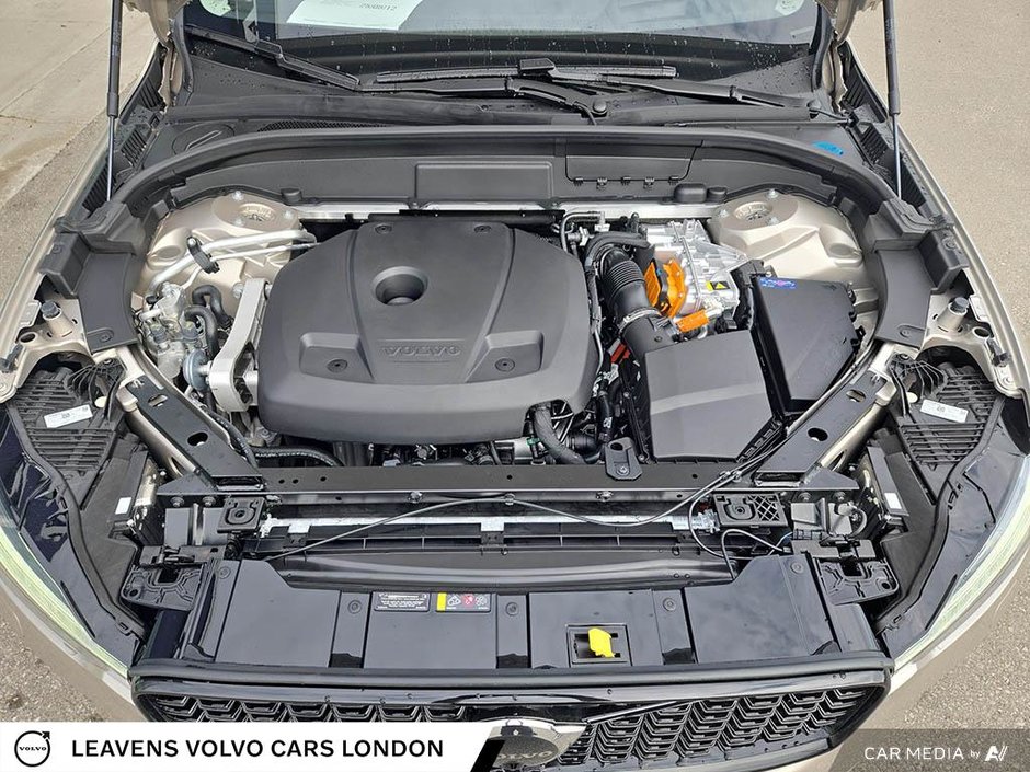 2025 Volvo XC60 Plug-in Hybrid ULTRA DARK THEME-9