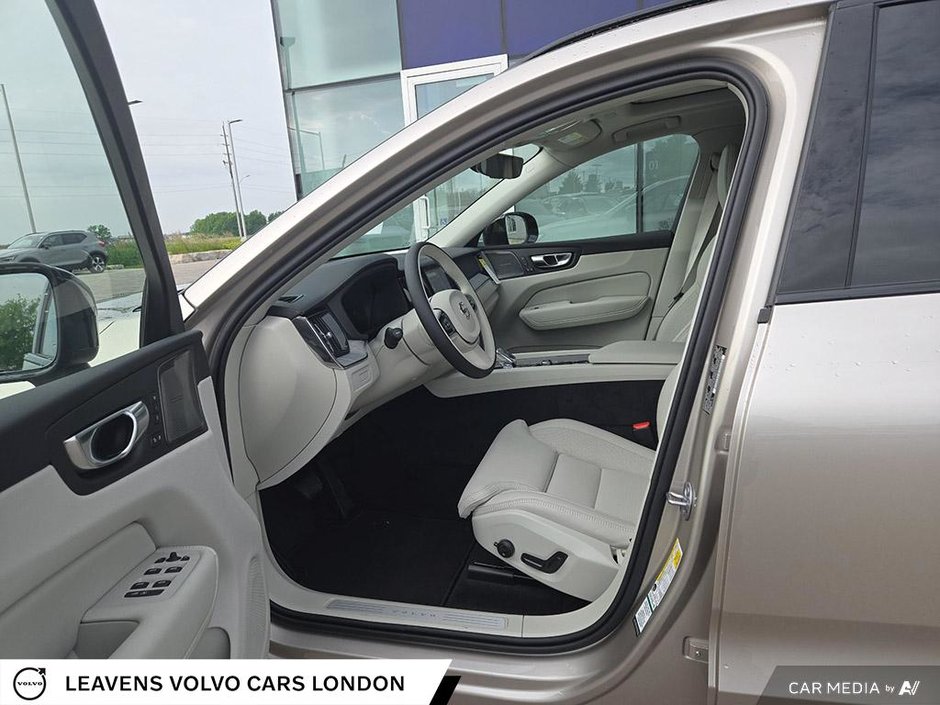 2025 Volvo XC60 Plug-in Hybrid ULTRA DARK THEME-24