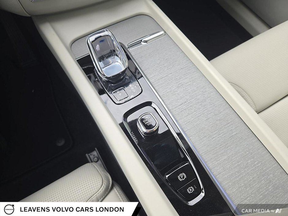 2025 Volvo XC60 Plug-in Hybrid ULTRA DARK THEME-23