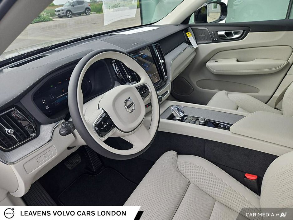 2025 Volvo XC60 Plug-in Hybrid ULTRA DARK THEME-12