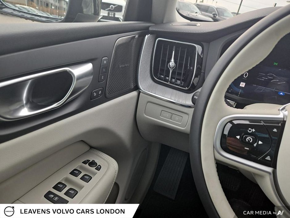 2025 Volvo XC60 Plug-in Hybrid ULTRA DARK THEME-16