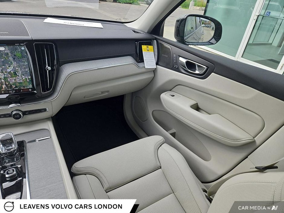 2025 Volvo XC60 Plug-in Hybrid ULTRA DARK THEME-29