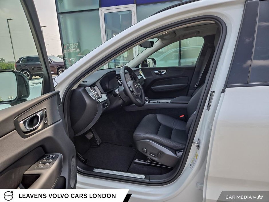 2025 Volvo XC60 Plug-in Hybrid PLUS DARK THEME-25