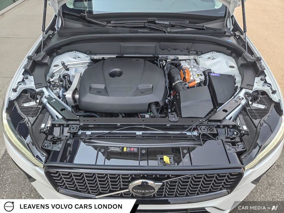 2025 Volvo XC60 Plug-in Hybrid PLUS DARK THEME-9