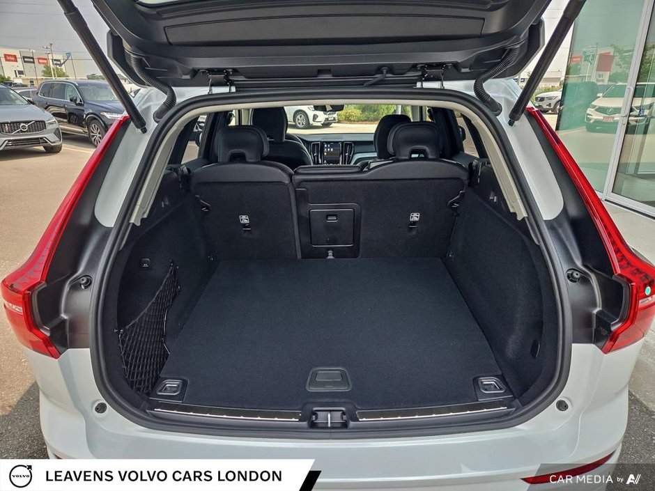 2025 Volvo XC60 Plug-in Hybrid PLUS DARK THEME-11