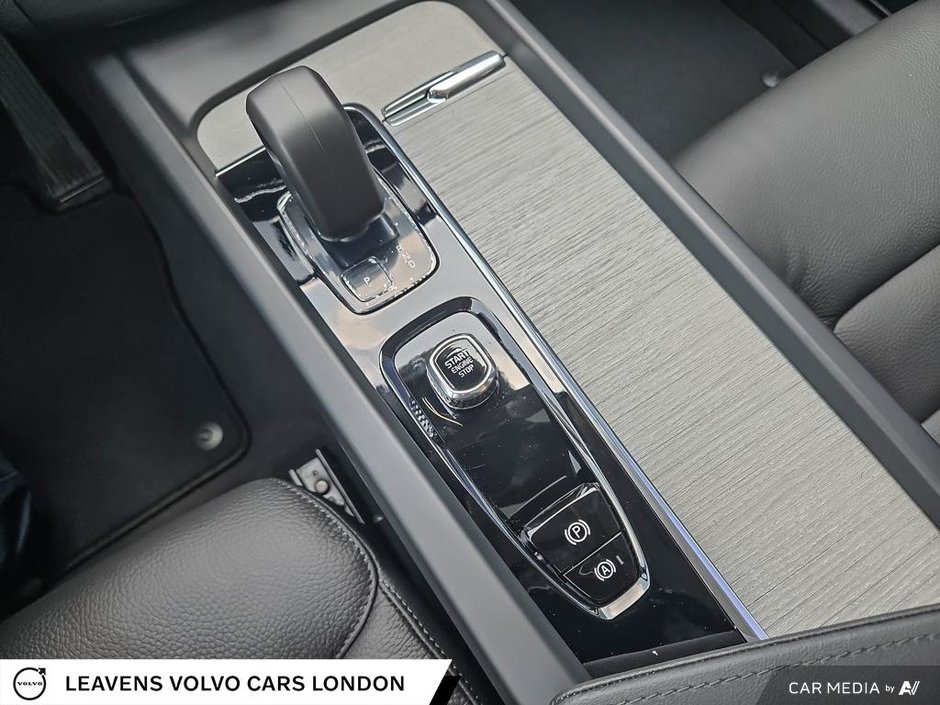 2025 Volvo XC60 Plug-in Hybrid PLUS DARK THEME-17