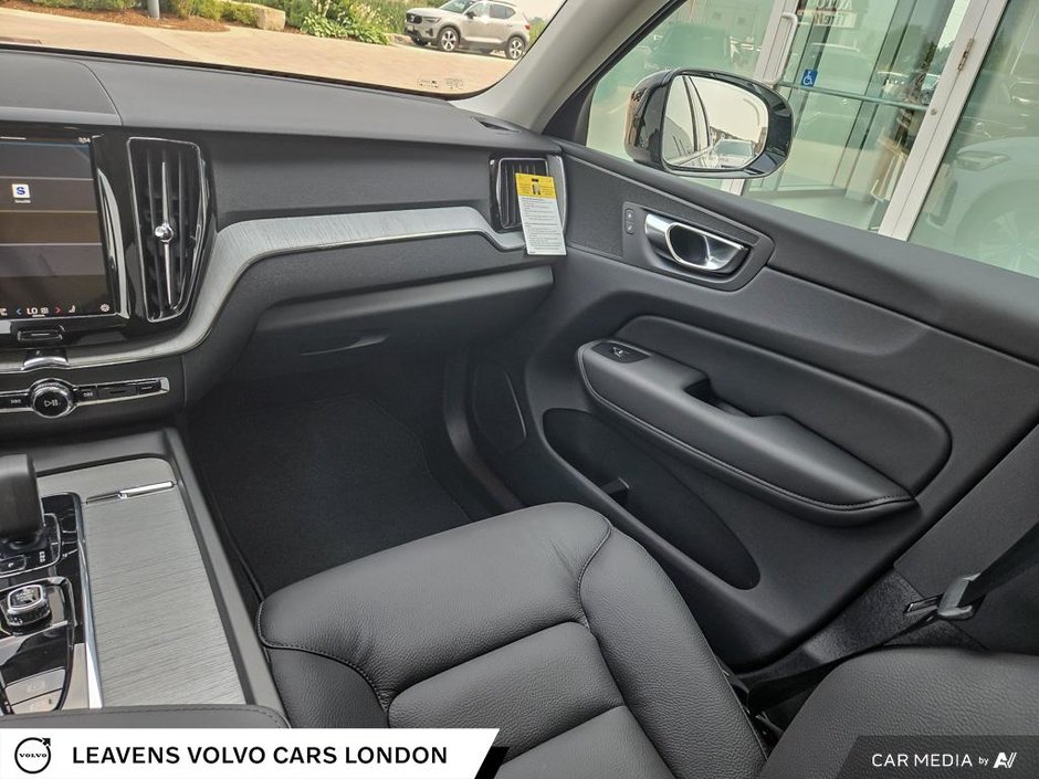 2025 Volvo XC60 Plug-in Hybrid PLUS DARK THEME-24