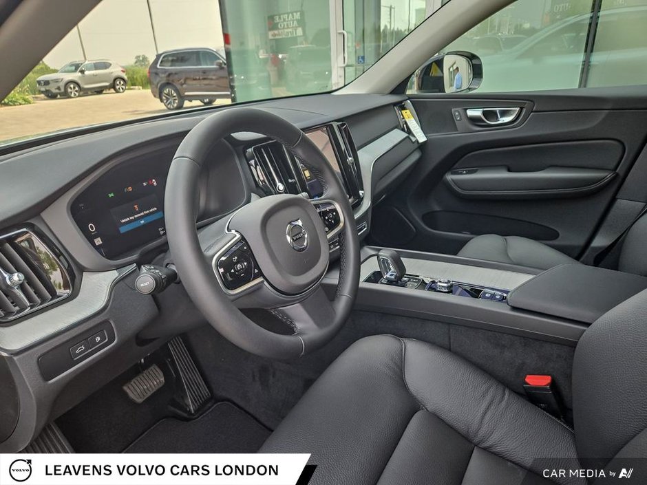 2025 Volvo XC60 Plug-in Hybrid PLUS DARK THEME-12