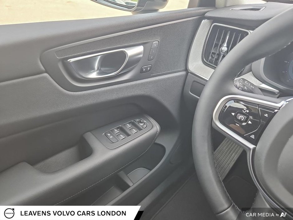 2025 Volvo XC60 Plug-in Hybrid PLUS DARK THEME-16