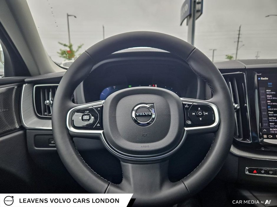 2025 Volvo XC60 Plug-in Hybrid ULTRA DARK THEME-13