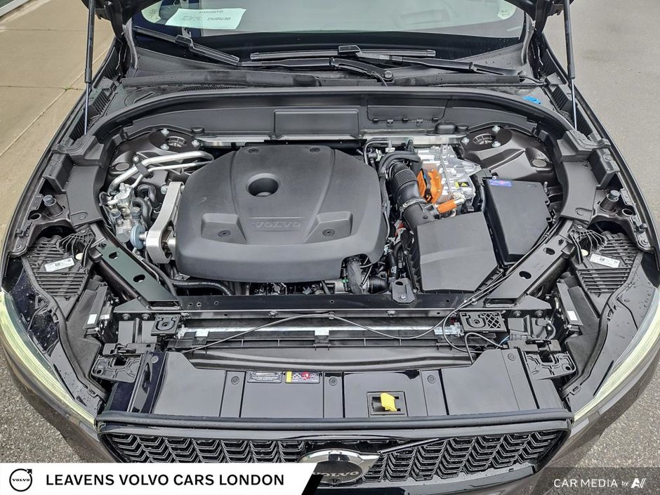 2025 Volvo XC60 Plug-in Hybrid ULTRA DARK THEME-9
