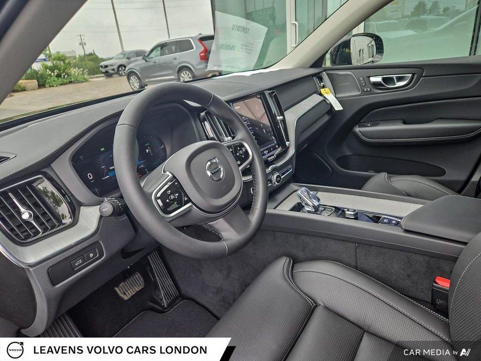 2025 Volvo XC60 Plug-in Hybrid ULTRA DARK THEME-12