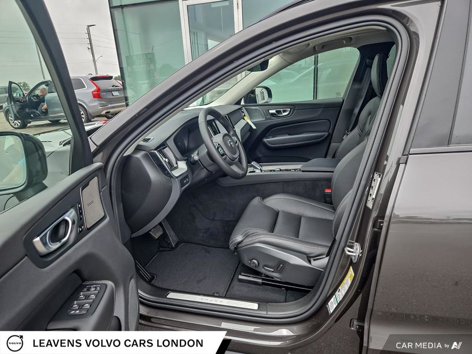 2025 Volvo XC60 Plug-in Hybrid ULTRA DARK THEME-25
