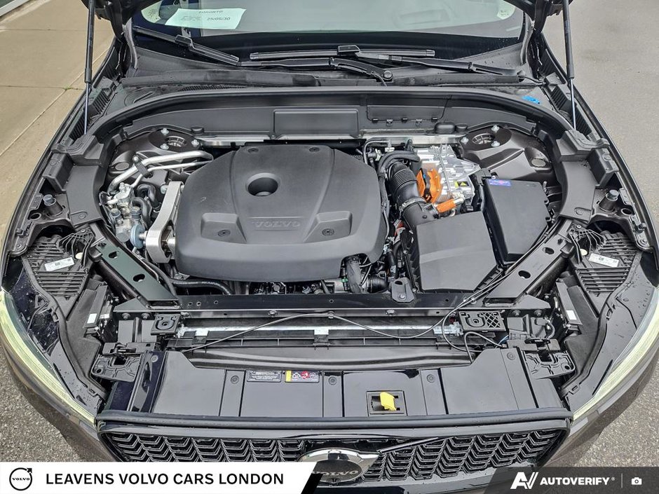 2025 Volvo XC60 PLUG-IN HYBRID ULTRA DARK THEME-9