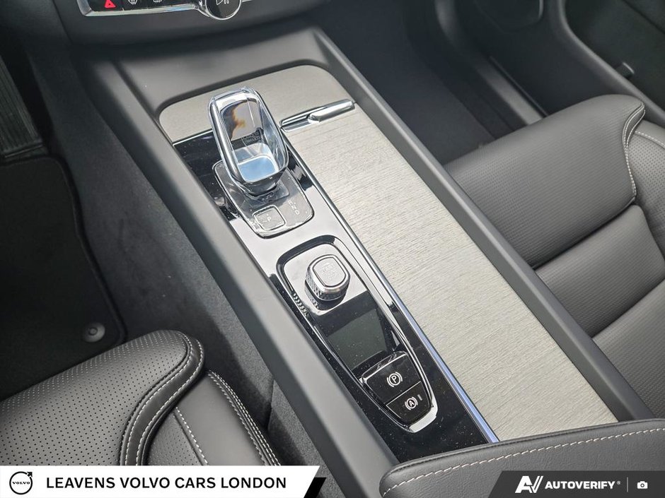 2025 Volvo XC60 PLUG-IN HYBRID ULTRA DARK THEME-17