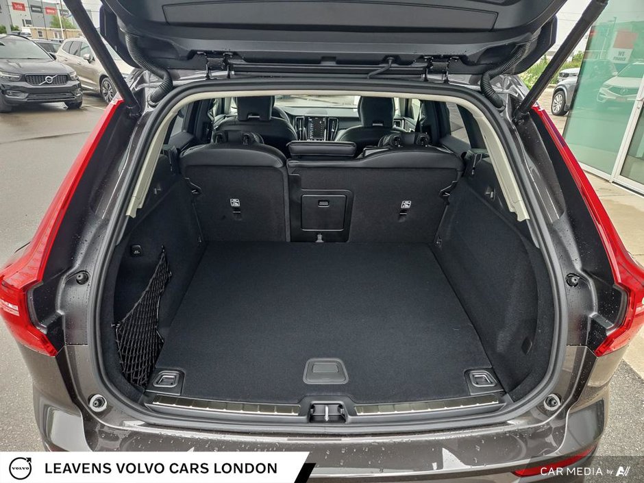 2025 Volvo XC60 Plug-in Hybrid ULTRA DARK THEME-11