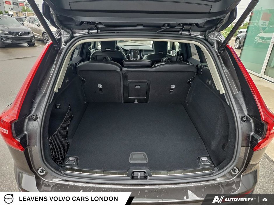 2025 Volvo XC60 PLUG-IN HYBRID ULTRA DARK THEME-11