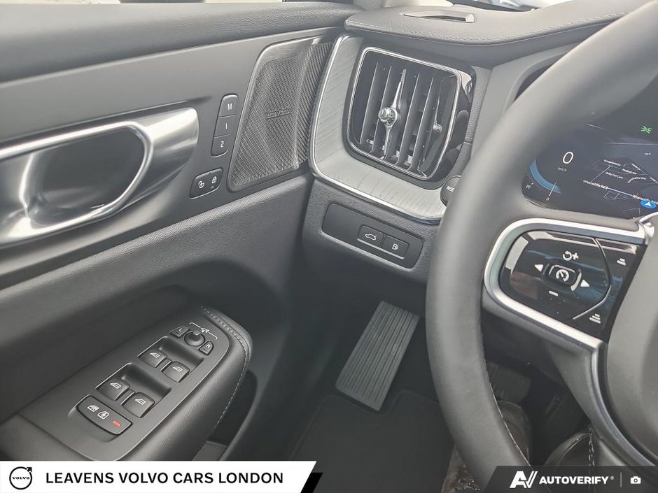 2025 Volvo XC60 PLUG-IN HYBRID ULTRA DARK THEME-16