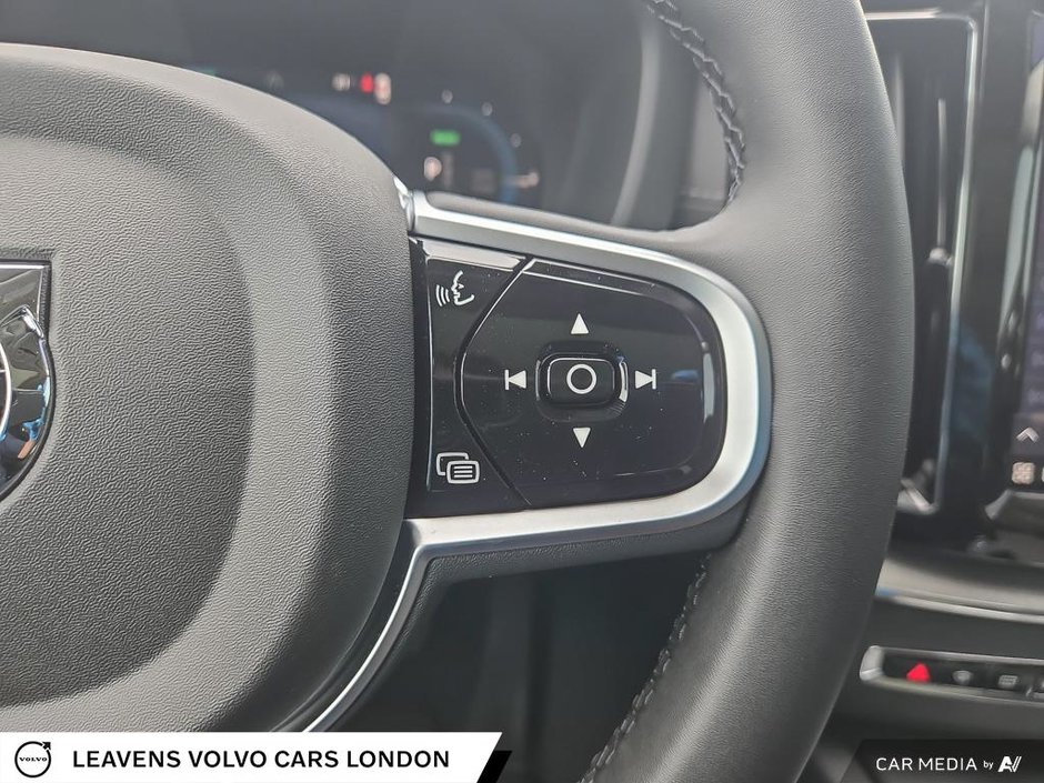 2025 Volvo XC60 Plug-in Hybrid ULTRA DARK THEME-15