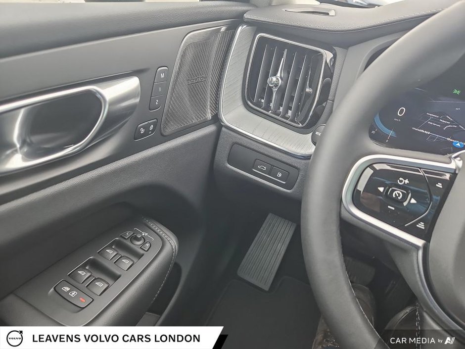 2025 Volvo XC60 Plug-in Hybrid ULTRA DARK THEME-16