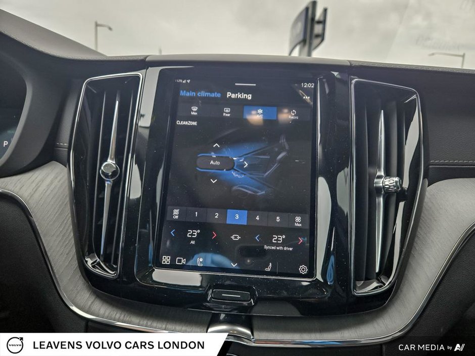 2025 Volvo XC60 Plug-in Hybrid ULTRA DARK THEME-29