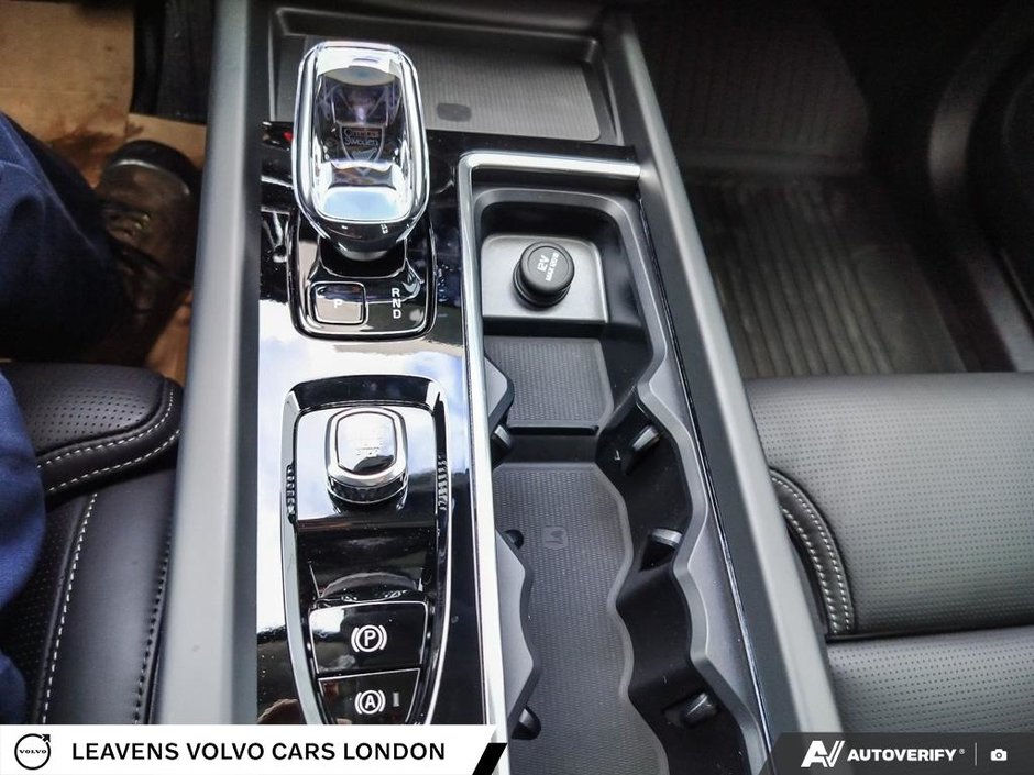 2026 Volvo XC60 PLUG-IN HYBRID ULTRA DARK THEME-17