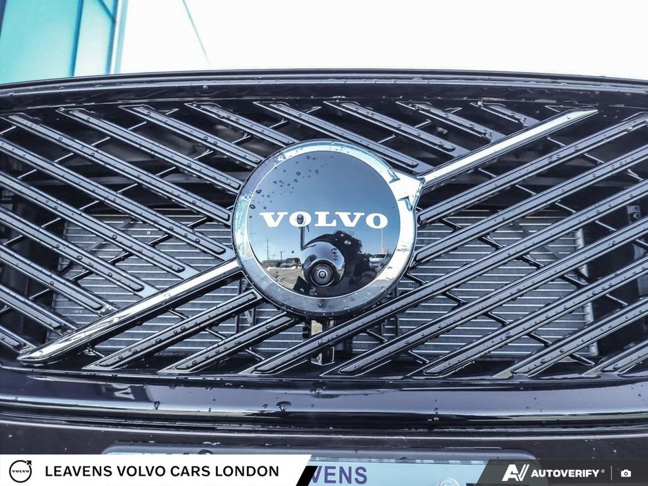 2026 Volvo XC60 PLUG-IN HYBRID PLUS DARK THEME-8