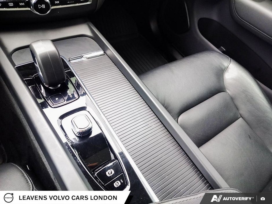 2024 Volvo XC60 RECHARGE CORE DARK THEME-17