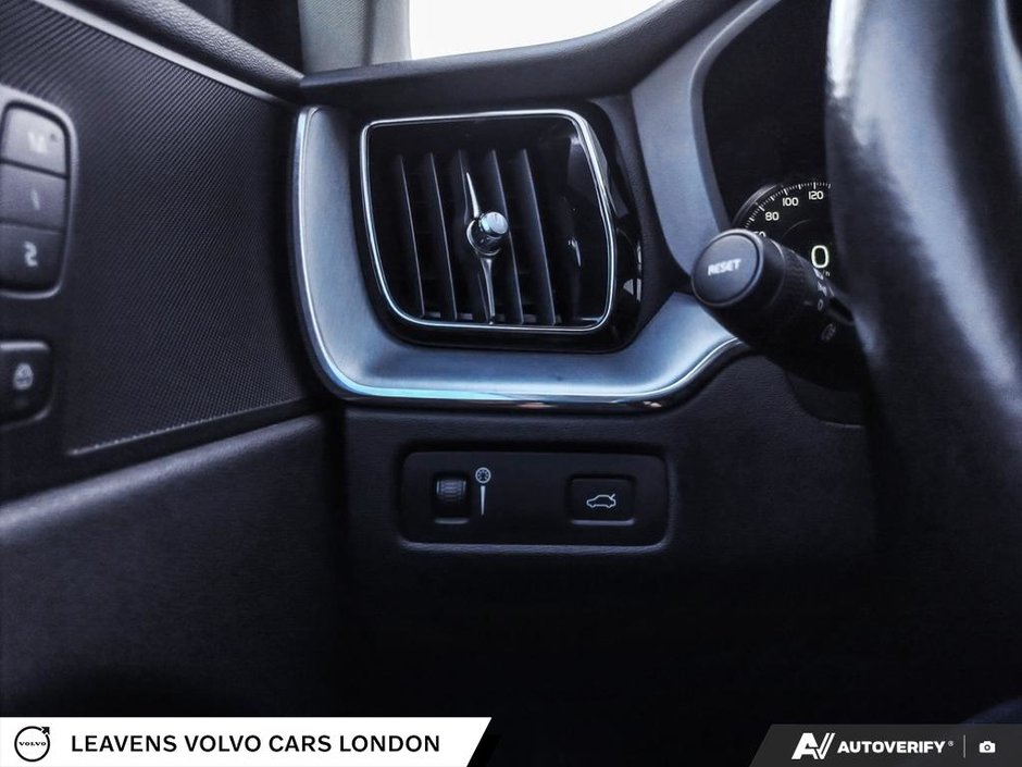 2018 Volvo XC60 MOMENTUM-28
