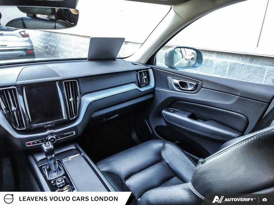 2018 Volvo XC60 MOMENTUM-24