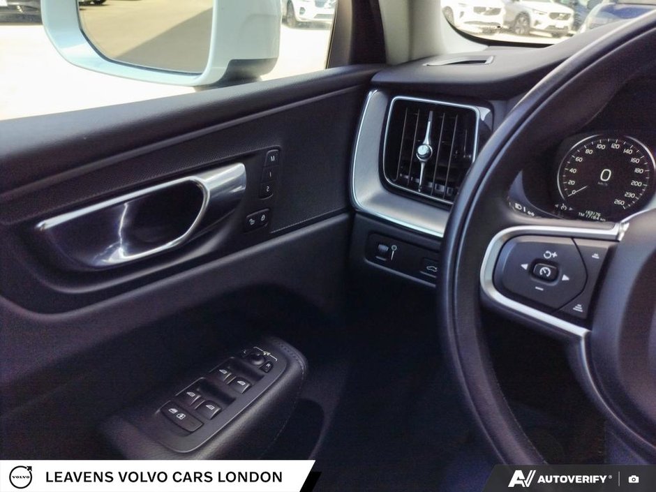 2019 Volvo XC60 MOMENTUM-16