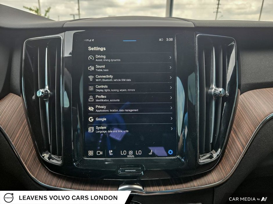 2022 Volvo XC60 MOMENTUM-27