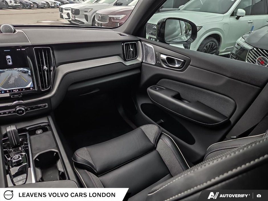2022 Volvo XC60 R-DESIGN-24