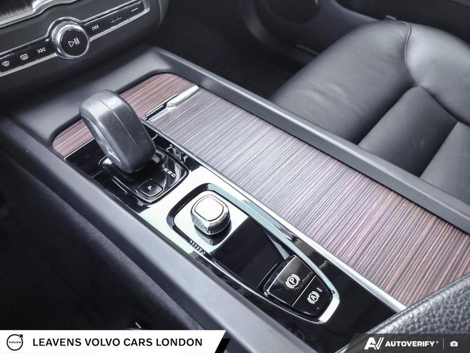 2022 Volvo XC60 MOMENTUM-17