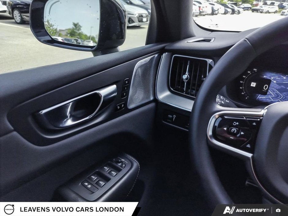 2022 Volvo XC60 R-DESIGN-16