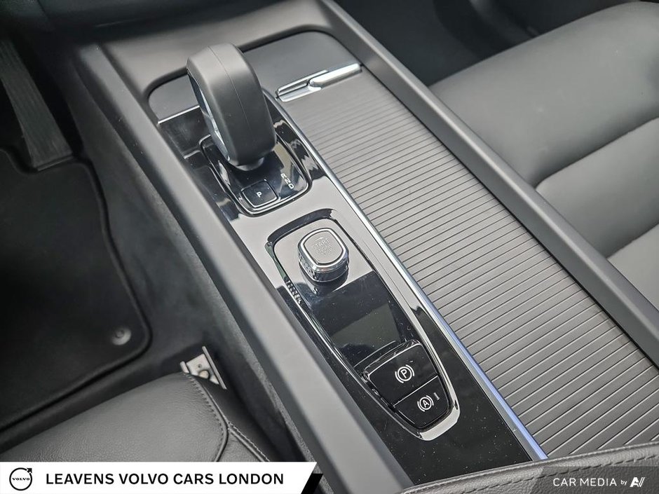 2024 Volvo XC60 CORE DARK THEME-17
