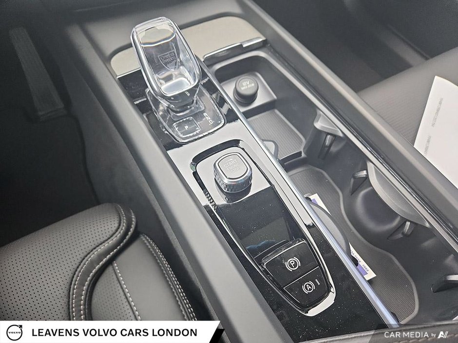 2025 Volvo XC60 ULTRA DARK THEME-17