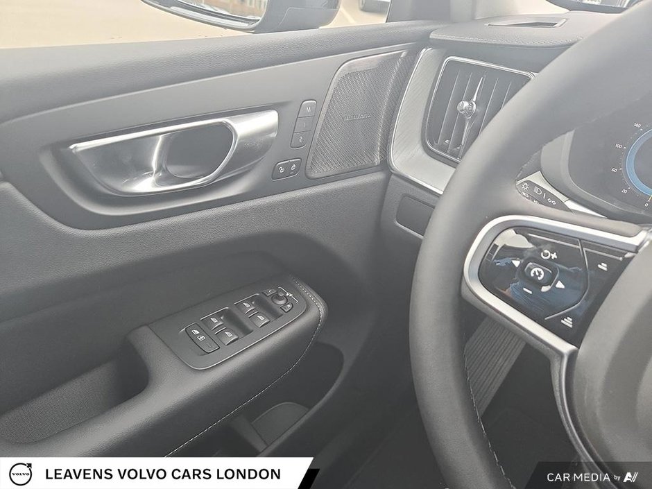 2025 Volvo XC60 ULTRA DARK THEME-23
